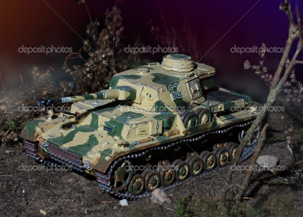 Sturmgeschütz III Modell in 1:35 mit stark gealterter Lackierung auf einem Diorama